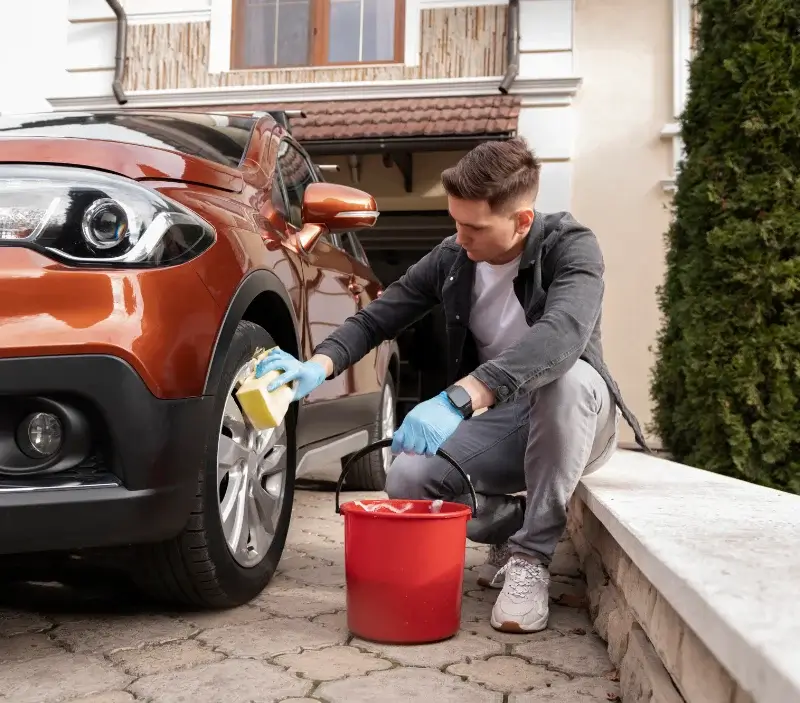 Lavage auto à domicile Luzech : professionnel intervenant sur un véhicule